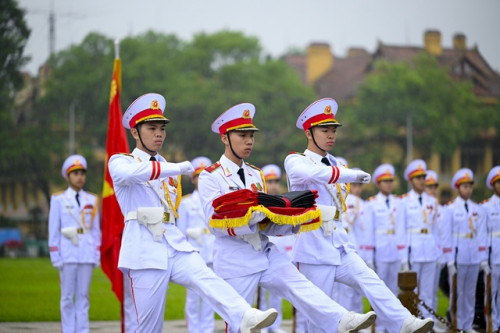 Người dân lặng ngắm nhìn nguyên Chủ tịch nước Trần Đức Lương tại Quảng trường Ba Đình