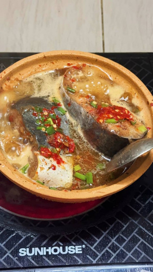 Cận cảnh nồi cá kho chỉ 40k gây sốt ở TPHCM.