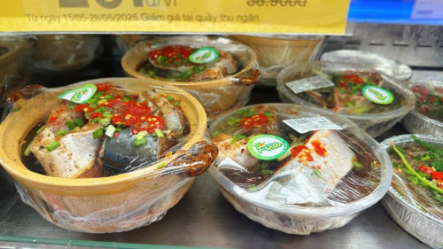 Cận cảnh nồi cá kho chỉ 40k gây sốt ở TPHCM.