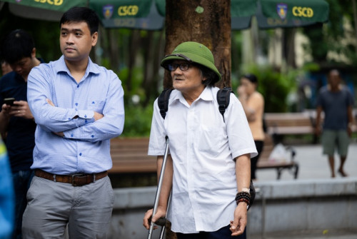 Đoàn người tiễn đưa linh cữu về quê nhà