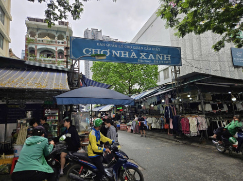 Khu chợ bán đồ gần các thương hiệu nổi tiếng