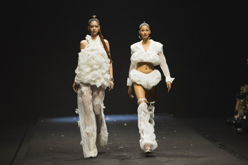 Cảnh tượng gây sốc tại show diễn thời trang, 1 sao nữ bức xúc trước ý thức kém của dàn khách mời ngồi hàng A.