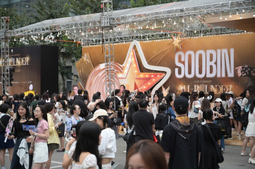 Fan hâm mộ xếp hàng chờ concert SOOBIN