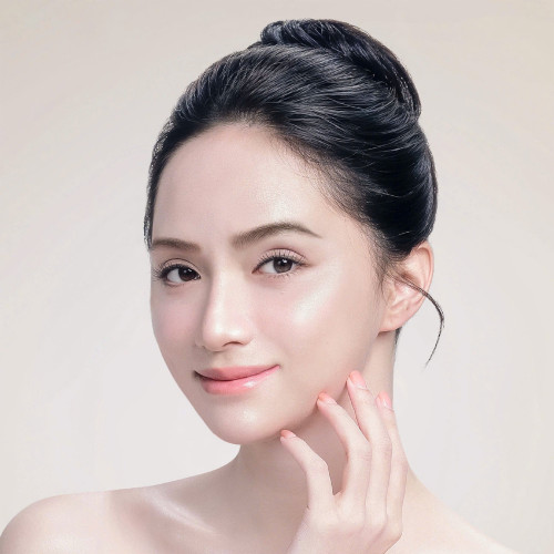 Hoa hậu Hương Giang với làn da trắng, căng mịn nhờ bôi kem chống nắng