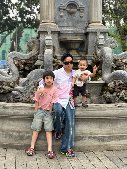 Mối quan hệ của Tùng Dương với con riêng của vợ.