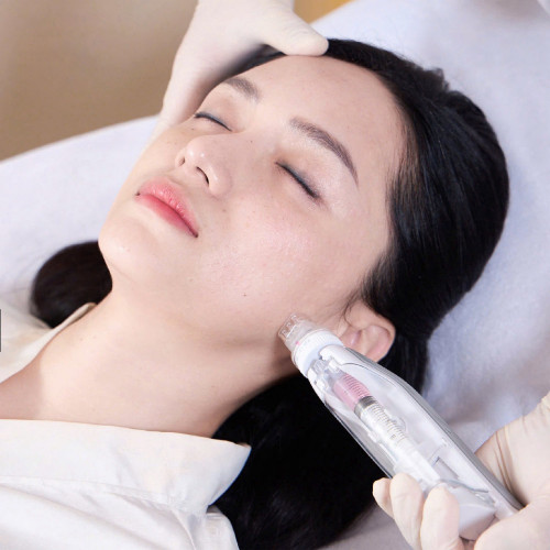 Hoa hậu Hương Giang với làn da trắng, căng mịn nhờ bôi kem chống nắng