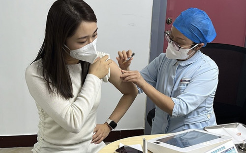 Tiêm 2 mũi cho nhóm 9-14 tuổi và 3 mũi cho nhóm 15-45 tuổi - Ảnh 2.