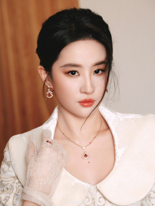 Lưu Diệc Phi tham gia lễ trao giải