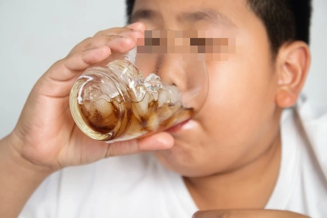 Cậu bé 4 tuổi phải tiêm insulin