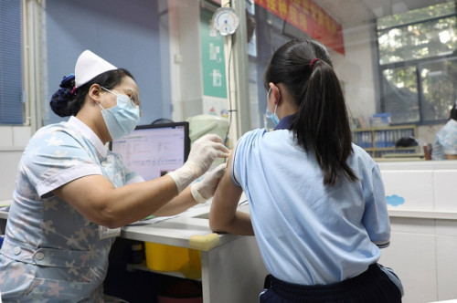 Tiêm 2 mũi cho nhóm 9-14 tuổi và 3 mũi cho nhóm 15-45 tuổi - Ảnh 1.