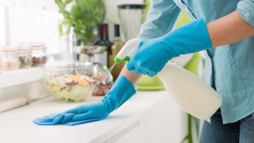 Covid-19 có lây được qua khẩu trang, quần áo không? Câu trả lời của chuyên gia gây bất ngờ - Ảnh 6.