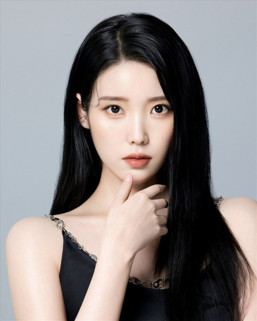 Sốc: IU bị tiết lộ