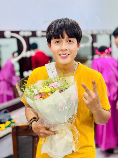 Hòa Hiệp nắm tay cô gái
