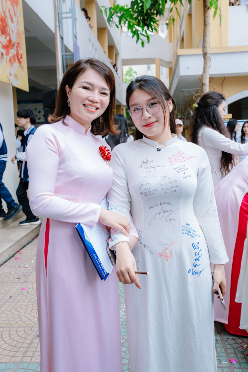 Nữ sinh trong bộ áo dài trắng