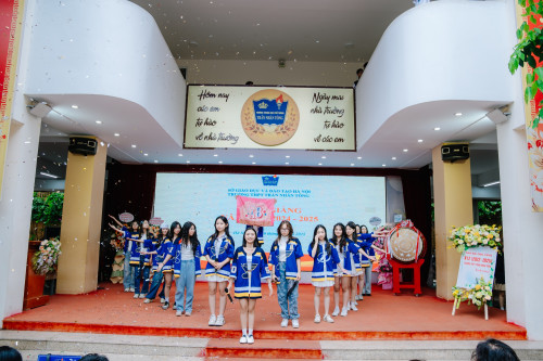 Nữ sinh trong lễ bế giảng