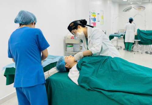 Nam bệnh nhân 45 tuổi "rơi mắt trái" do tiêm filler tại spa: Bác sĩ thẩm mỹ đưa ra khuyến cáo- Ảnh 2.