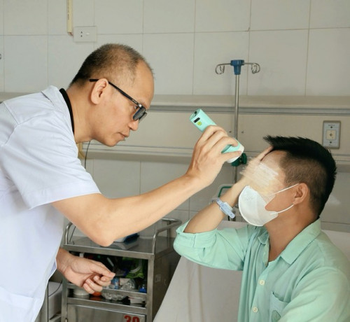 Người đàn ông tiêm filler xóa nhăn mặt hoàn toàn thệ lực vì tai biến- Ảnh 1.