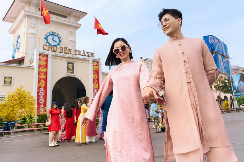 Nam diễn viên Việt quen quýt bên người phụ nữ hơn 11 tuổi, có 1 con riêng như thuở mới yêu.