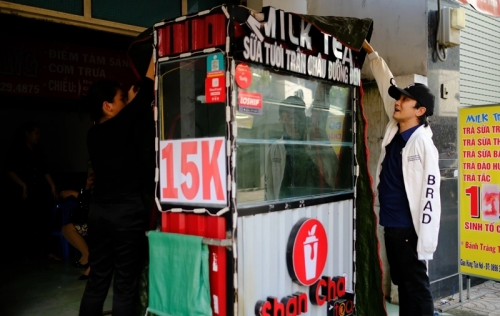 Nhất Linh bán trà sữa