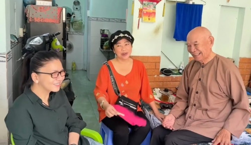 Nam nghệ sĩ vẫn giữ tinh thần lạc quan khi được đồng nghiệp tới thăm.