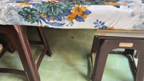 Nam nghệ sĩ sử dụng ghế nhựa kê đệm làm giường.