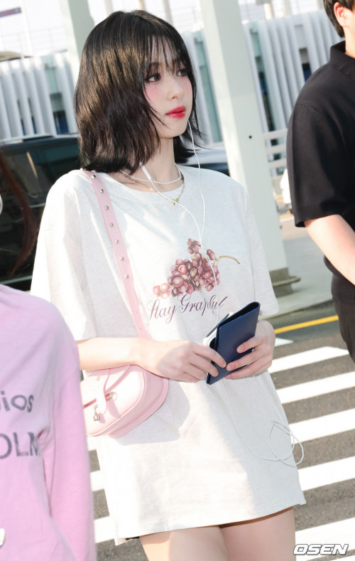 Ahyeon xinh đẹp dưới ánh nắng