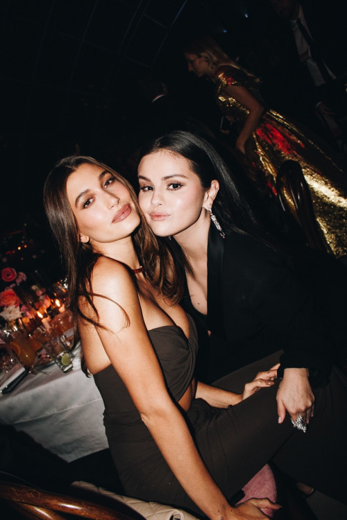 Câu hỏi về Hailey và Selena