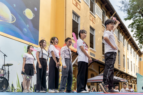 Cùng bạn bè trên sân khấu lễ tri ân
