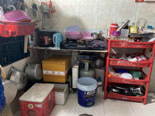 "Mưa xuống là không dám ngủ": Dân lao động TP.HCM vật lộn chống ngập- Ảnh 6.
