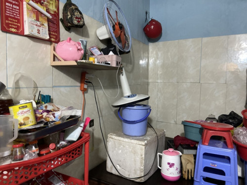 "Mưa xuống là không dám ngủ": Dân lao động TP.HCM vật lộn chống ngập- Ảnh 5.