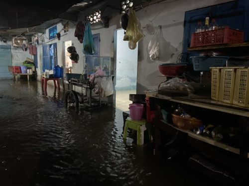 "Mưa xuống là không dám ngủ": Dân lao động TP.HCM vật lộn chống ngập- Ảnh 1.