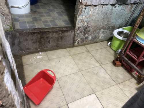 "Mưa xuống là không dám ngủ": Dân lao động TP.HCM vật lộn chống ngập- Ảnh 2.