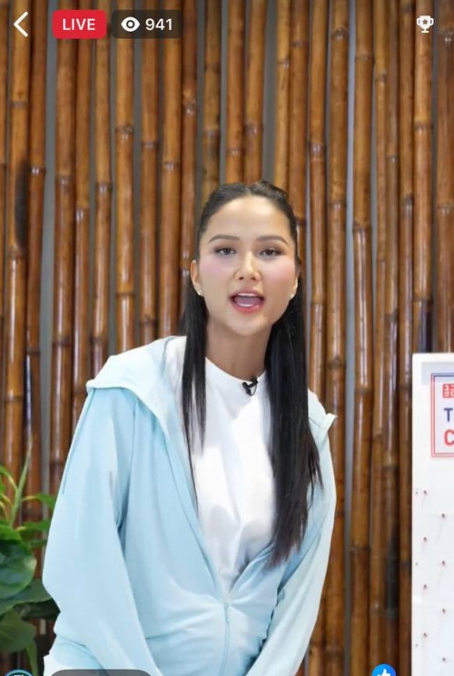 H'Hen Niê trong một khoảnh khắc hạnh phúc.