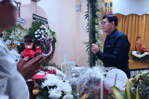 Nam NSND 78 tuổi cầm nhang nói một điếu trước linh cữu NSND Thanh Hải.
