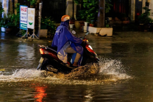 "Mưa xuống là không dám ngủ": Dân lao động TP.HCM vật lộn chống ngập- Ảnh 10.