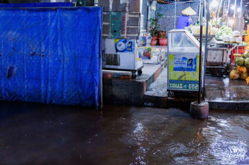 "Mưa xuống là không dám ngủ": Dân lao động TP.HCM vật lộn chống ngập- Ảnh 16.