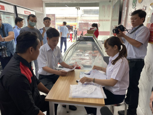Lực lượng liên ngành tỉnh Sóc Trăng làm việc với đại diện của Công ty C.P Việt Nam
