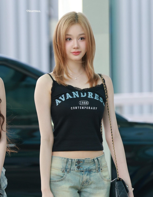 Em gái BlackPink đổ bộ sân bay Tân Sơn Nhất đêm khuya- Ảnh 9.