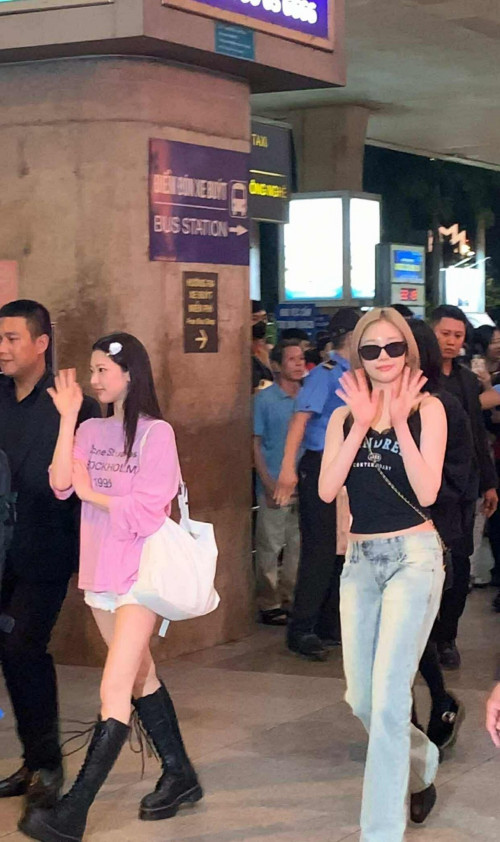 Em gái BlackPink đổ bộ sân bay Tân Sơn Nhất đêm khuya- Ảnh 4.