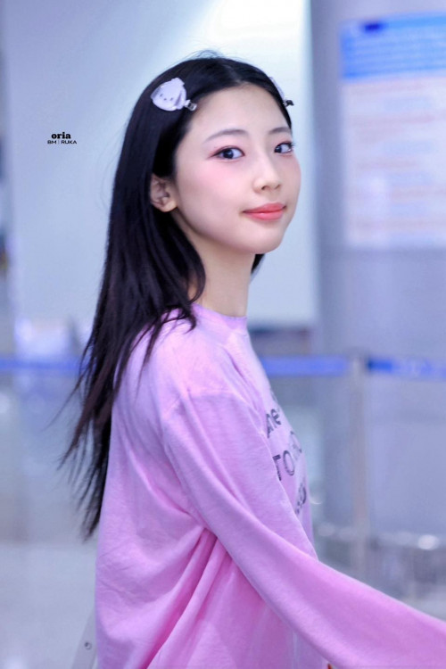 Em gái BlackPink đổ bộ sân bay Tân Sơn Nhất đêm khuya- Ảnh 5.