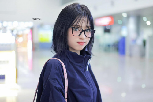 Em gái BlackPink đổ bộ sân bay Tân Sơn Nhất đêm khuya- Ảnh 2.