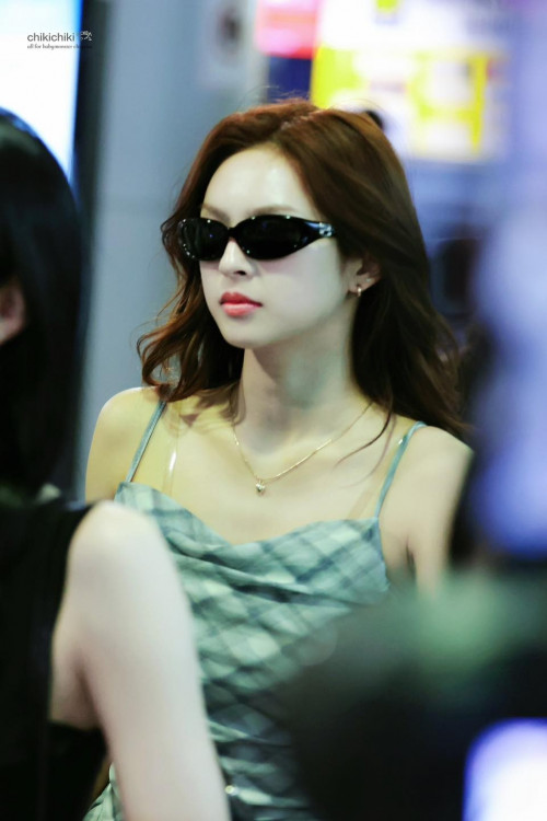 Em gái BlackPink đổ bộ sân bay Tân Sơn Nhất đêm khuya- Ảnh 1.