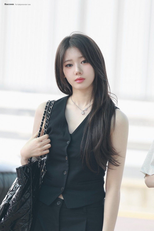 Em gái BlackPink đổ bộ sân bay Tân Sơn Nhất đêm khuya- Ảnh 8.
