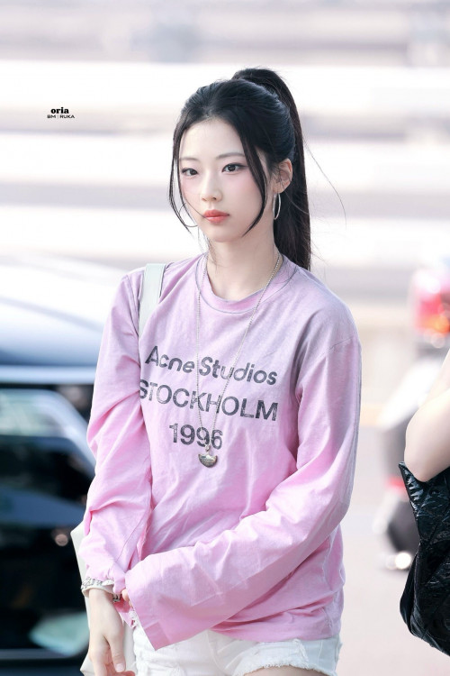 Em gái BlackPink đổ bộ sân bay Tân Sơn Nhất đêm khuya- Ảnh 10.