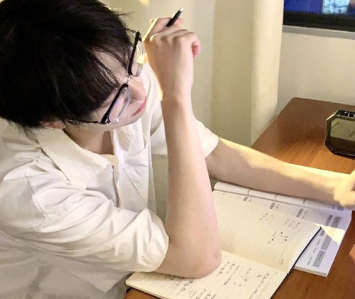 Hình ảnh minh họa về tình trạng rụng tóc.