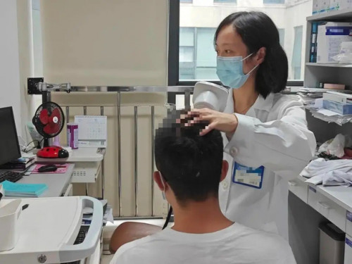Tiểu Chu đối mặt với tình trạng hói đầu.