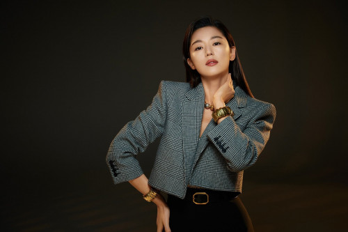 Jeon Ji Hyun nổi bật trong showbiz Hàn Quốc.