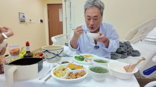 Đạo diễn Nguyễn Quang Dũng nhập viện vì nhồi máu cơ tim.