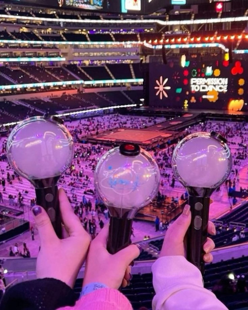 Lightstick của BTS và BlackPink.