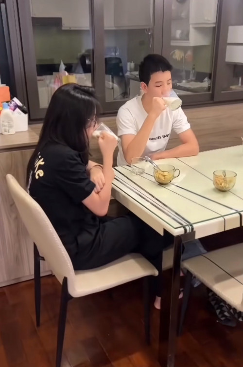 Cậu bé Anh Khôi học tập tốt